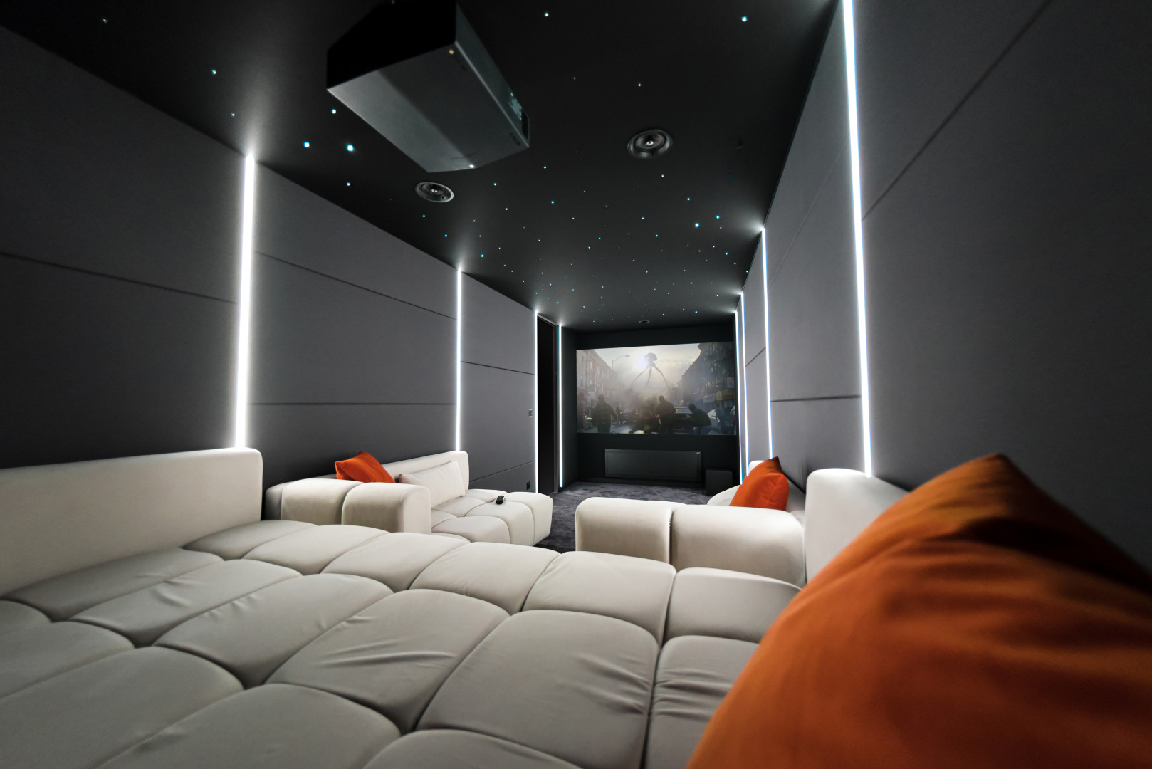 Silver Tunnel - Une salle de cinéma en longueur - MyCiné, Site officiel